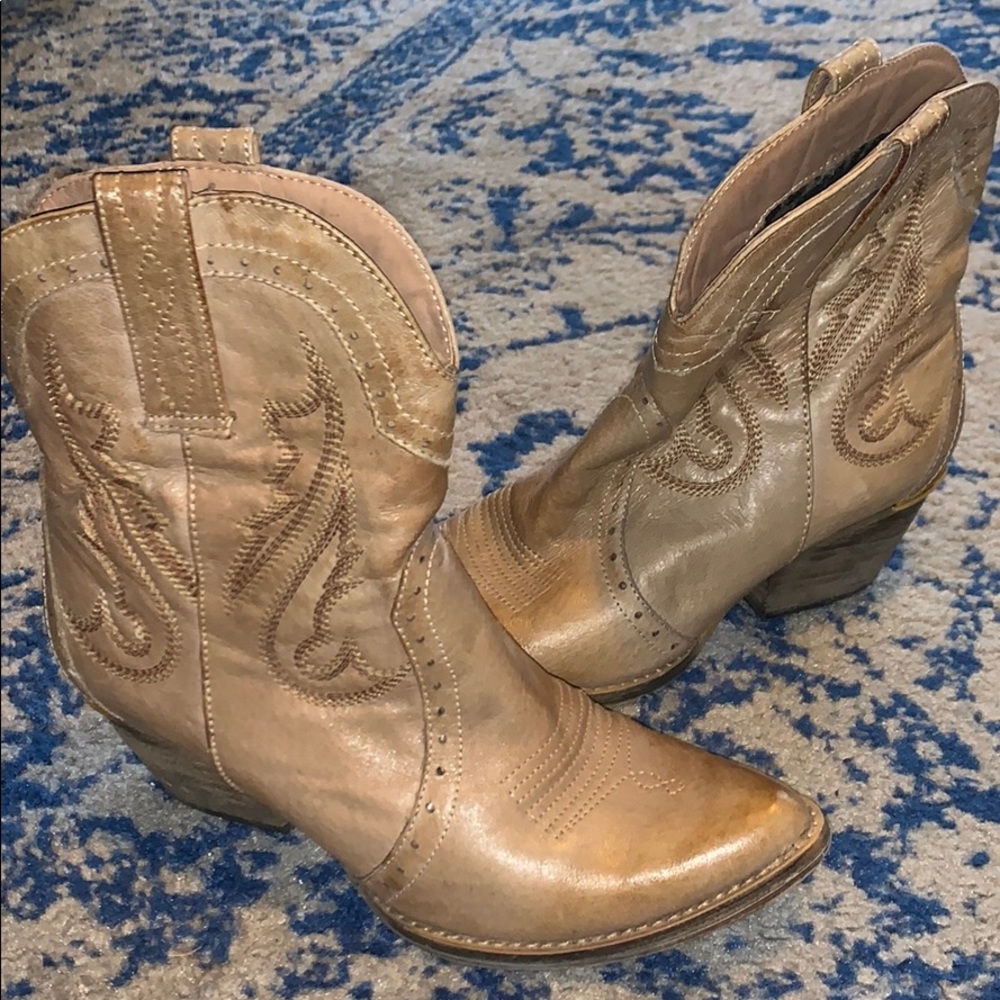 Short stylish cowgirl booties!